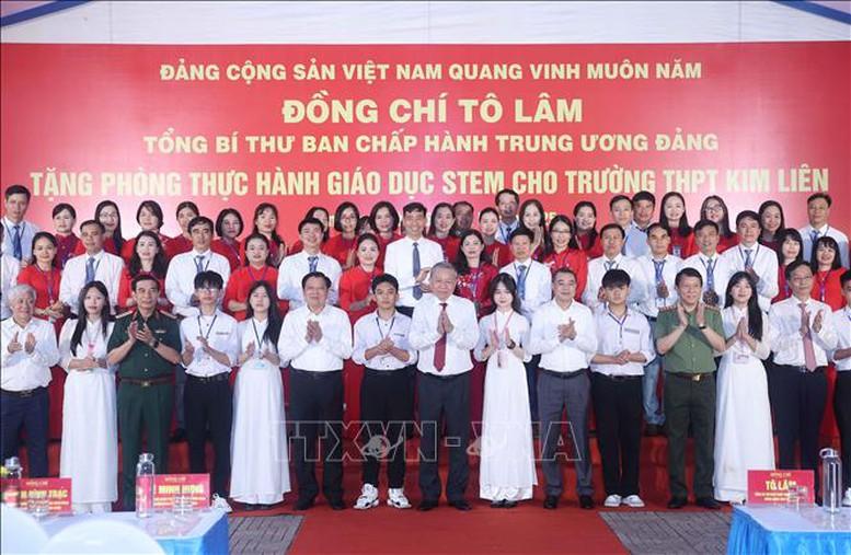 Tổng Bí thư Tô Lâm dâng hương tưởng nhớ Chủ tịch Hồ Chí Minh tại Nghệ An- Ảnh 6.