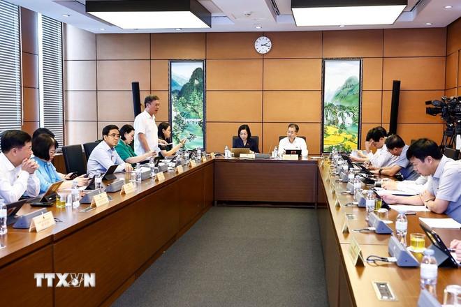 Đoàn đại biểu Quốc hội các tỉnh Ninh Bình, Hưng Yên, Gia Lai và TP Đà Nẵng thảo luận ở tổ. (Ảnh: Doãn Tấn/TTXVN) ttxvn-tong-bi-thu-to-lam-luat-quoc-tich-viet-nam-1705-3.jpg