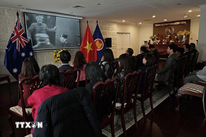Các đại biểu xem phim tài liệu “Ngoại giao Hồ Chí Minh” do Khu di tích Chủ tịch Hồ Chí Minh tại Phủ Chủ tịch cung cấp. (Ảnh: TTXVN phát) ttxvn-dai-su-quan-viet-nam-tai-australia-to-chuc-ky-niem-135-nam-ngay-sinh-chu-tich-ho-chi-minh3.jpg