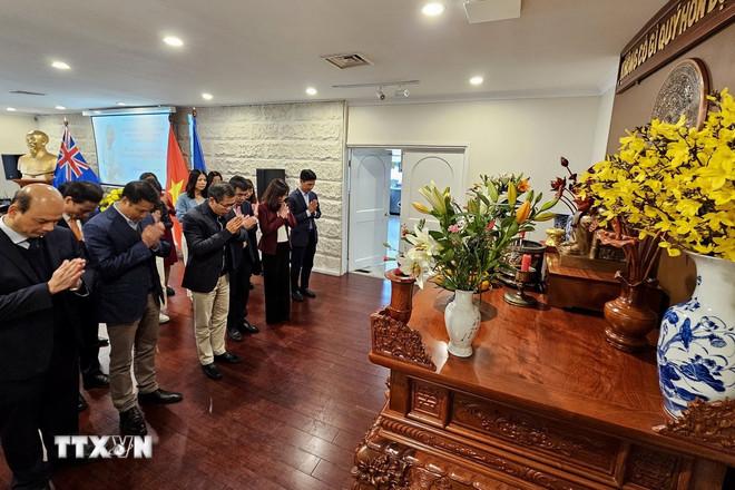 Đại sứ Phạm Hùng Tâm và các đại biểu dâng hương tưởng nhớ Chủ tịch Hồ Chí Minh tại Bàn thờ Bác Hồ trong trụ sở Đại sứ quán Australia ở thủ đô Canberra. (Ảnh: TTXVN phát) ttxvn-dai-su-quan-viet-nam-tai-australia-to-chuc-ky-niem-135-nam-ngay-sinh-chu-tich-ho-chi-minh2.jpg