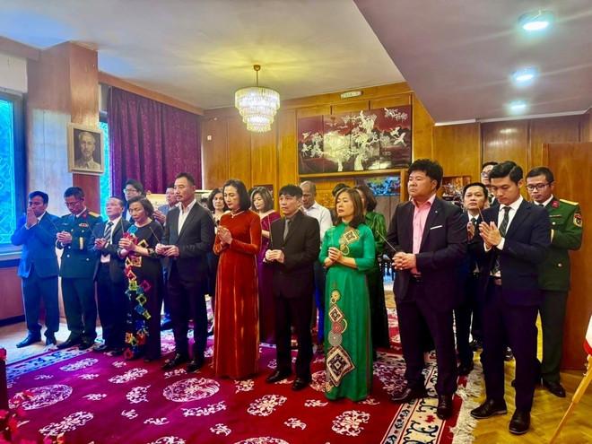 Tham dự hoạt động có Đại sứ Nguyễn Thị Minh Nguyệt, cùng toàn thể cán bộ, nhân viên Đại sứ quán, đại diện lãnh đạo các hội đoàn người Việt Nam tại Bulgaria và một số bạn bè Bulgaria yêu quý Chủ tịch Hồ Chí Minh. bulgaria-2.jpg