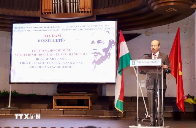 Đại sứ Việt Nam tại Hungary Bùi Lê Thái phát biểu tại tọa đàm về tư tưởng Hồ Chí Minh về hòa bình, độc lập, tự do, hạnh phúc. (Ảnh: TTXVN phát) ttxvn-1905-dai-su-viet-nam-tai-hungary.jpg