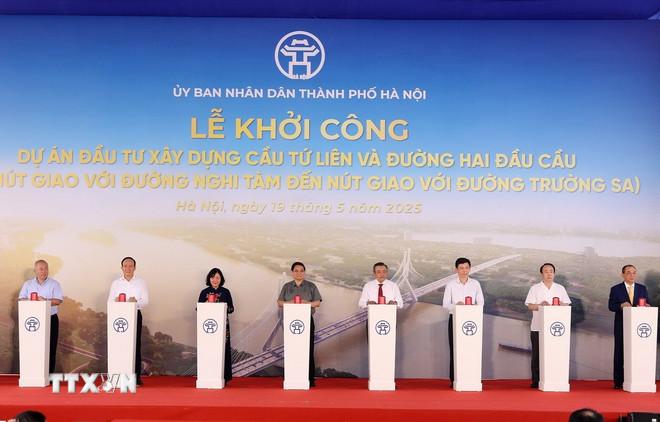 Thủ tướng Phạm Minh Chính và các đại biểu phát lệnh khởi công Dự án đầu tư xây dựng cầu Tứ Liên và đường hai đầu cầu. (Ảnh: Quốc Khánh/TTXVN) ttxvn-thu-tuong-pham-minh-chinh-du-le-khoi-cong-du-an-dau-tu-xay-dung-cau-tu-lien-8040390-2.jpg
