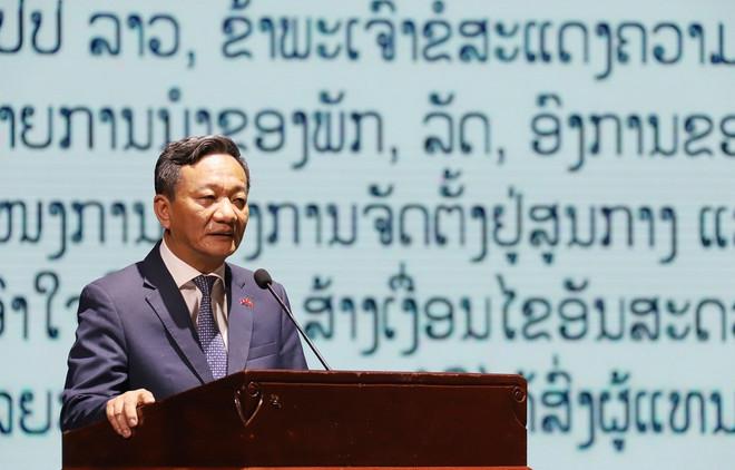 Đại sứ Việt Nam tại Lào Nguyễn Minh Tâm phát biểu khai mạc Hội diễn. (Ảnh: Xuân Tú/TTXVN) dai-su-viet-tai-lao.jpg