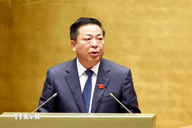 Bộ trưởng Bộ Xây dựng Trần Hồng Minh thừa ủy quyền của Thủ tướng Chính phủ đã trình bày Tờ trình dự thảo Nghị quyết của Quốc hội về thí điểm một số cơ chế, chính sách đặc thù phát triển nhà ở xã hội. (Ảnh: TTXVN) ttxvn-potal-quoc-hoi-thao-luan-ve-du-an-luat-sua-doi-bo-sung-mot-so-dieu-cua-luat-doanh-nghiep-8042573.jpg