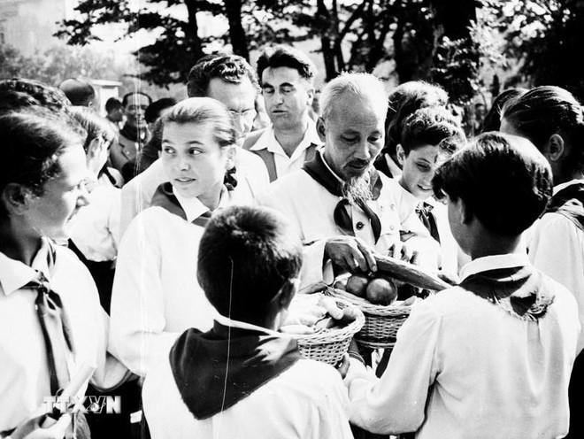 Chủ tịch Hồ Chí Minh đến thăm thiếu niên Bulgaria tại Cung Thiếu niên ở thủ đô Sofia (16/8/1957). Ảnh: TTXVN ttxvn-bac-8.jpg