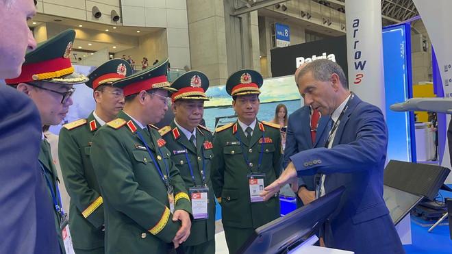 Các đại biểu trao đổi tại Triển lãm. (Ảnh: Vietnam+) viet-nam-trien-lam-quoc-phong-nhat-ban-2.jpg