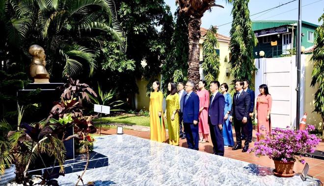 Đại sứ quán Việt Nam tại Angola đã tổ chức dâng hoa trước tôn tượng Chủ tịch Hồ Chí Minh trong khuôn viên Đại sứ quán. (Ảnh: Đại sứ quán Việt Nam tại Angola) angola.jpg