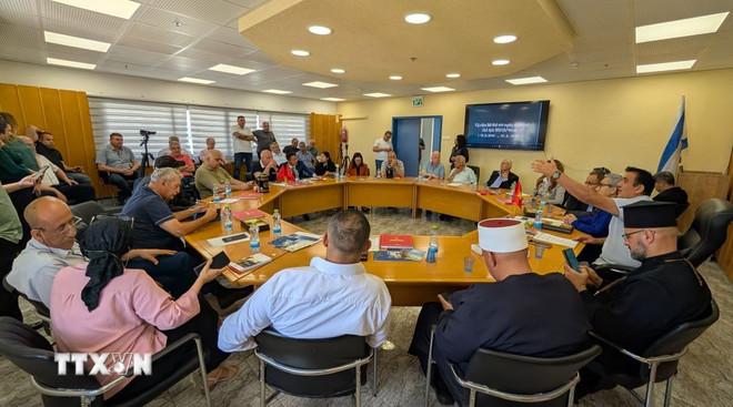 Cuộc làm việc giữa Đại sứ Việt Nam tại Israel Lý Đức Trung với Thị trưởng và Hội đồng thành phố Abu Snan (Israel). (Ảnh: Đức Trung/TTXVN) ttxvn-thuc-day-quan-he-huu-nghi-va-hop-tac-giua-viet-nam-va-cong-dong-dia-phuong-tai-israel-2105-2.jpg
