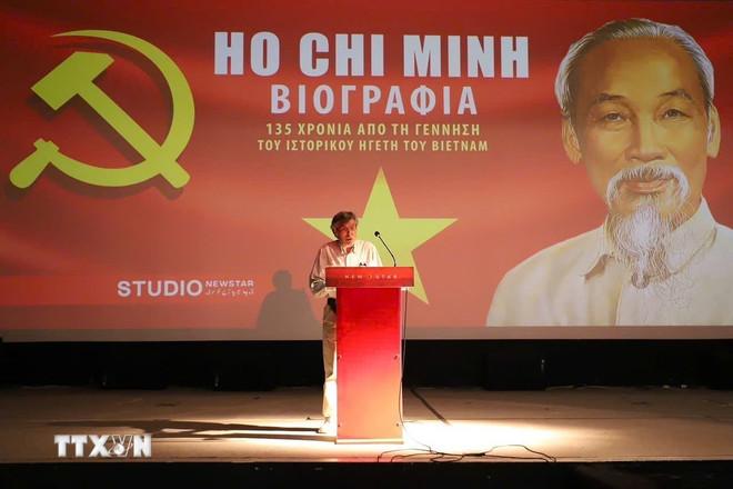 Người bạn Hy Lạp đọc thơ của Chủ tịch Hồ Chí Minh. Ảnh: Đại sứ quán Việt Nam tại Hy Lạp/TTXVN phát) ttxvn-hy-lap-chieu-phim-chu-tich-ho-chi-minh-2.jpg