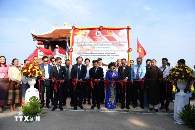 Các đại biểu cắt băng khánh thành công trình đầy ý nghĩa nhân dịp kỷ niệm 135 năm Ngày sinh Chủ tịch Hồ Chí Minh (19/5/1890 - 19/5/2025). (Ảnh: Huy Tiến/TTXVN) ttxvn-khanh-thanh-cong-trinh-cai-tao-canh-quan-xung-quanh-chua-mot-cot-tai-tinh-khon-kaen-thai-lan-2.jpg