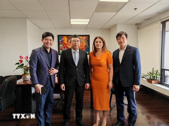 Đại sứ Việt Nam tại Mexico Nguyễn Văn Hải, Hạ nghị sỹ Ana Karina Rojo Pimentel chụp ảnh lưu niệm cùng đoàn công tác của Đại sứ quán Việt Nam. (Ảnh: Phương Lan/TTXVN) ttxvn-huu-nghi-viet-nam-mexico-3.jpg