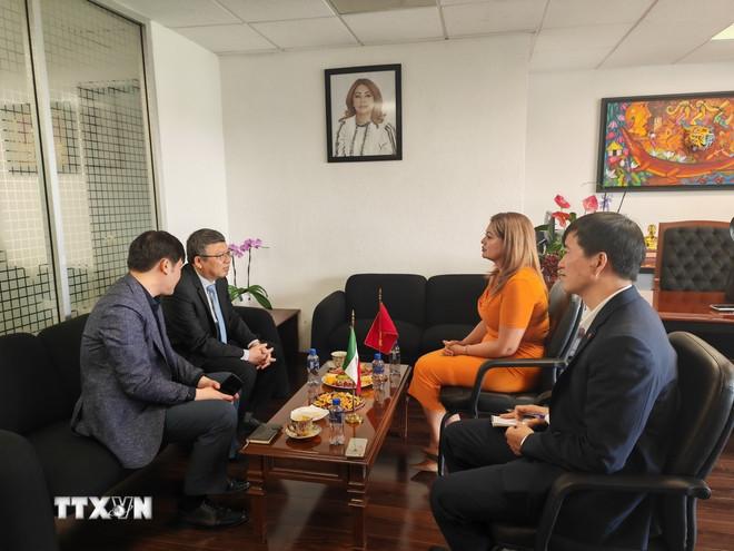 Đại sứ Việt Nam tại Mexico Nguyễn Văn Hải làm việc với Hạ nghị sỹ Ana Karina Rojo Pimentel. (Ảnh: Phương Lan/TTXVN) ttxvn-huu-nghi-viet-nam-mexico-2.jpg
