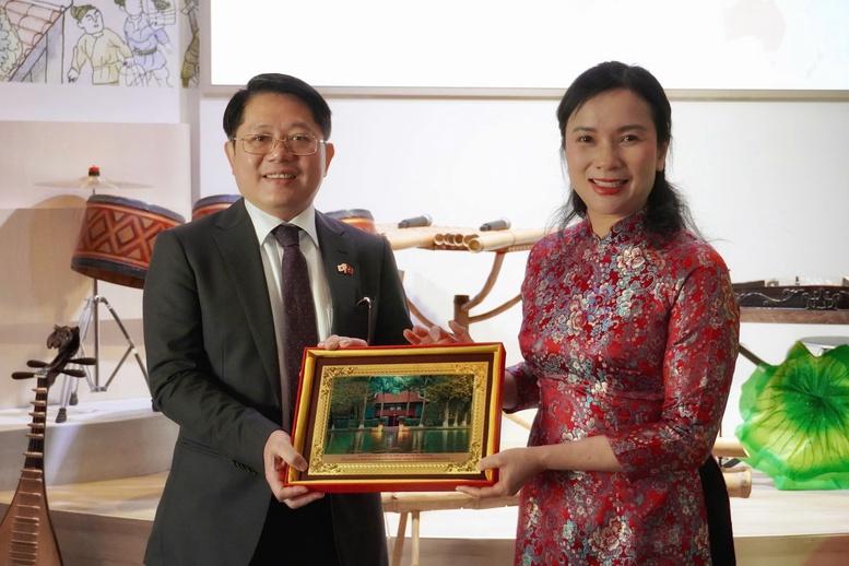 Khai mạc Triển lãm về Chủ tịch Hồ Chí Minh tại EXPO 2025- Ảnh 2. Khai mạc Triển lãm về Chủ tịch Hồ Chí Minh tại EXPO 2025- Ảnh 2.