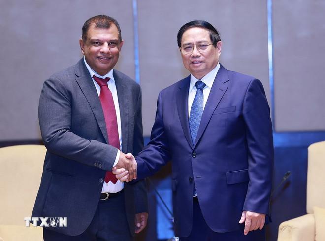 Thủ tướng Phạm Minh Chính tiếp Người sáng lập và Chủ tịch Tập đoàn Capital A Tony Fernandes. (Ảnh: Dương Giang/TTXVN) ttxvn-thu-tuong-tiep-lanh-dao-mot-so-tap-doan-hang-dau-malaysia-2.jpg