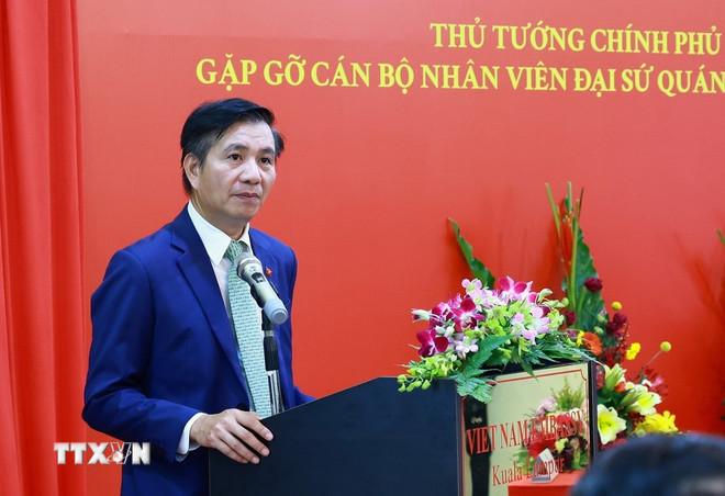 Đại sứ Việt Nam tại Malaysia Đinh Ngọc Linh báo cáo tình hình cộng đồng người Việt Nam tại Malaysia. (Ảnh: Dương Giang/TTXVN) ttxvn-thu-tuong-gap-cong-dong-nguoi-viet-nam-tai-malaysia-2.jpg