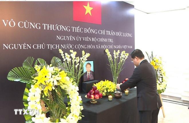 Đại sứ Nguyễn Thanh Hải thắp hương tiễn biệt nguyên Chủ tịch nước Trần Đức Lương. (Ảnh: Quang Trung/TTXVN) ttxvn-vieng-nguyen-chu-tich-nuoc-tran-duc-luong-tai-an-do-2.jpg