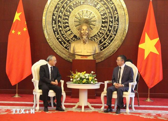 Đồng chí Hồ Xuân Hoa, Phó Chủ tịch Chính hiệp toàn quốc Trung Quốc chia buồn với Đại sứ Việt Nam tại Trung Quốc Phạm Thanh Bình. (Ảnh: Hải Yến/TTXVN) ttxvn-vieng-nguyen-chu-tich-nuoc-tran-duc-luong-tai-trung-quoc-2.jpg