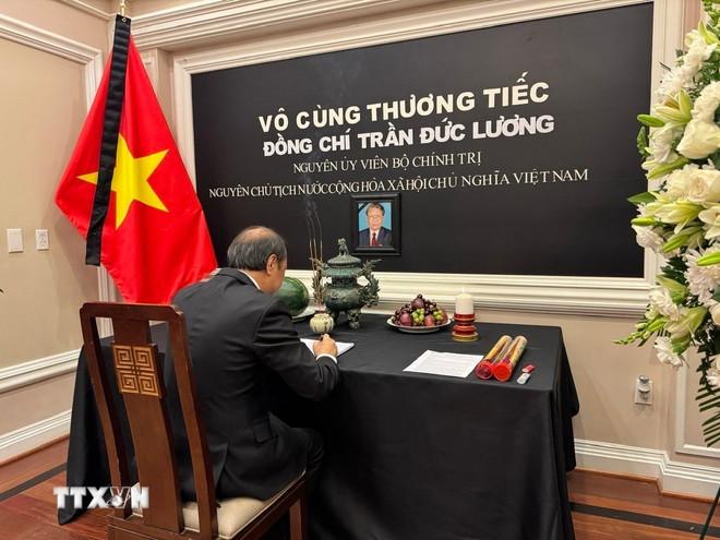 Đại sứ Việt Nam tại Mỹ Nguyễn Quốc Dũng ghi sổ tang. (Ảnh: Đoàn Hùng/TTXVN) ttxvn-le-vieng-tai-washington-3.jpg