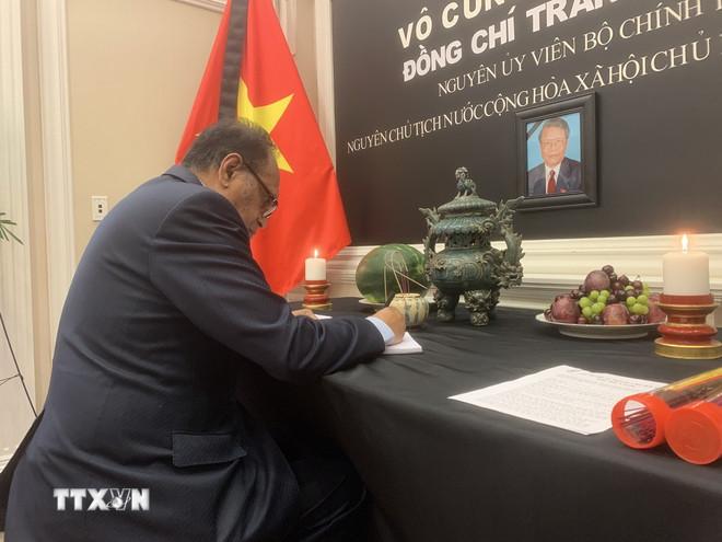 Đại sứ Timor-Leste tại Mỹ ghi sổ tang. (Ảnh: Ngọc Quang/TTXVN) ttxvn-le-vieng-tai-washington-1.jpg