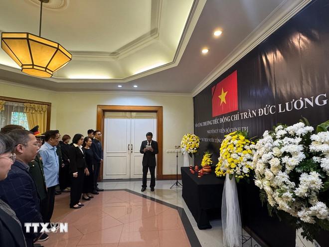 Đại sứ Tạ Văn Thông đọc điếu văn tại lễ viếng nguyên Chủ tịch nước Trần Đức Lương. (Ảnh: Văn Phong/TTXVN) ttxvn-vieng-nguyen-chu-tich-nuoc-tran-duc-luong-tai-indonesia.jpg