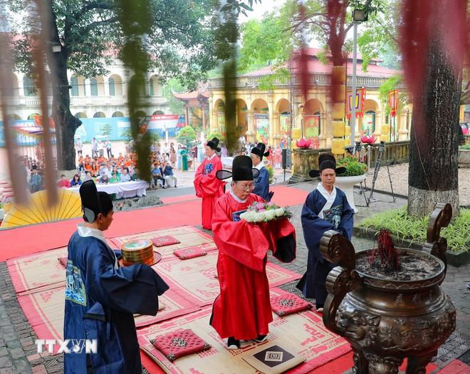 Tiến phẩm, dâng hương lên các vị tiên đế trong Ngày Tết Đoan Ngọ ở Hoàng Thành Thăng Long. (Ảnh: Thanh Tùng/TTXVN) ttxvn-2205-tet-doan-ngo-3.jpg