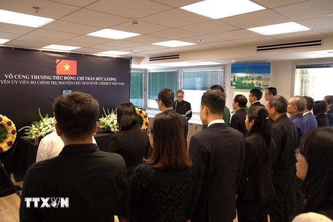 Lễ truy điệu nguyên Chủ tịch nước Trần Đức Lương tại trụ sở Đại sứ quán Việt Nam ở Tel Aviv (Israel). (Ảnh: Phạm Hà/TTXVN) ttxvn-cong-dong-nguoi-viet-va-ban-be-tai-israel-nho-nguyen-chu-tich-nuoc-tran-duc-luong-8053711-2.jpg