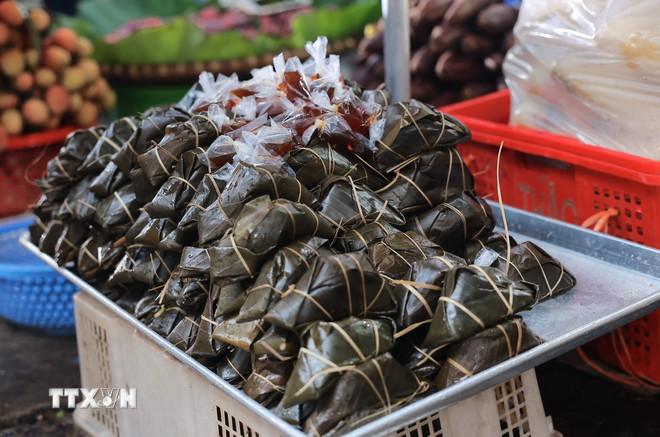 Bánh tro được bày bán nhiều dịp Tết Đoan Ngọ. (Ảnh: Hoàng Hiếu/TTXVN) ttxvn-2205-tet-doan-ngo-4.jpg