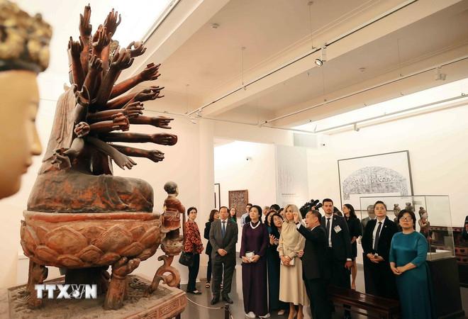 Phu nhân Tổng Bí thư, bà Ngô Phương Ly và phu nhân Tổng thống Pháp, bà Brigitte Macron tham quan không gian trưng bày hiện vật tại Bảo tàng Mỹ thuật Việt Nam. (Ảnh: An Đăng/TTXVN) ttxvn-phu-nhan-tong-bi-thu-va-phu-nhan-tong-thong-phap-tham-bao-tang-my-thuat-viet-nam-8055628-4.jpg