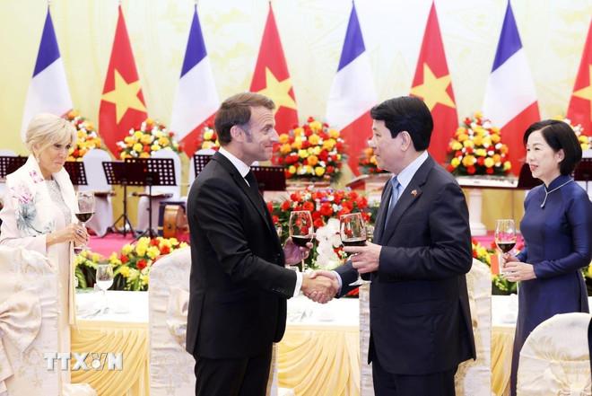 Chủ tịch nước Lương Cường và Phu nhân với Tổng thống Pháp Emmanuel Macron và Phu nhân dự tiệc chiêu đãi cấp Nhà nước. (Ảnh: Lâm Khánh/TTXVN) ttxvn-luong-phap.jpg