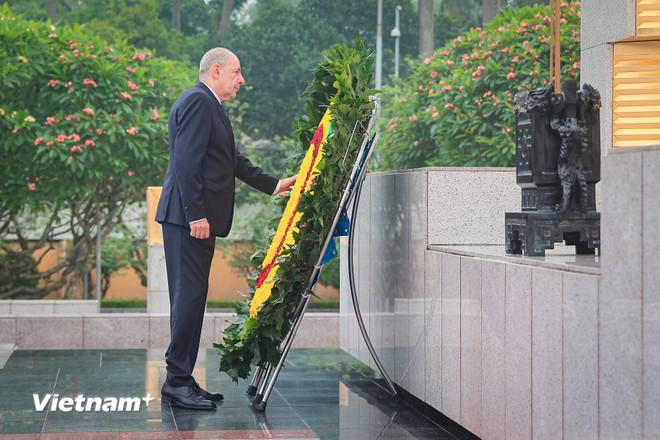 Tổng thống Hungary Sulyok Tamas và Phu nhân Nagy Zsuzsanna đặt vòng hoa tại Đài tưởng niệm các Anh hùng liệt sỹ. (Ảnh: Hoài Nam/Vietnam+) vnp-tong-thong-hungary-5.jpg
