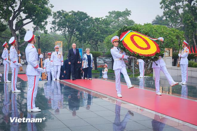 Tổng thống Hungary Sulyok Tamas và Phu nhân Nagy Zsuzsanna đặt vòng hoa tại Đài tưởng niệm các Anh hùng liệt sỹ. (Ảnh: Hoài Nam/Vietnam+) vnp-tong-thong-hungary-1.jpg