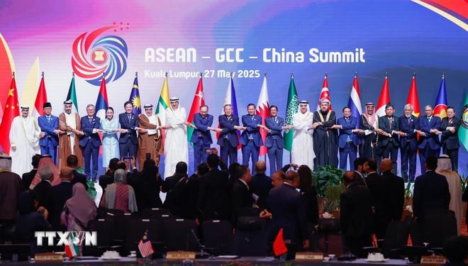 Thủ tướng Phạm Minh Chính cùng lãnh đạo ASEAN, GCC và Trung Quốc. (Ảnh: Dương Giang/TTXVN) ttxvn-thu-tuong-du-hoi-nghi-cap-cao-kinh-te-asean-gcc-trung-quoc.jpg