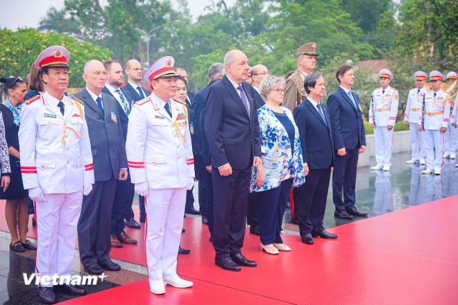 Tổng thống Hungary Sulyok Tamas và Phu nhân Nagy Zsuzsanna đặt vòng hoa tại Đài tưởng niệm các Anh hùng liệt sỹ. (Ảnh: Hoài Nam/Vietnam+) vnp-tong-thong-hungary-3.jpg