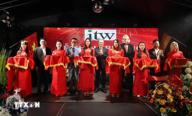Đại sứ Vũ Quang Minh (giữa) cùng các vị khách cắt băng khai trương ITW Lichtenberg. (Ảnh: Thu Hằng/TTXVN ttxvn-tieng-viet-tai-duc-2.jpg