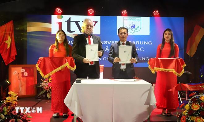 Giáo sư-Tiến sỹ Frank Deubler, Hiệu trưởng ITW Berlin, ký thoả thuận hợp tác với Phó Giáo sư-Tiến sỹ Trần Văn Thanh, Giám đốc Bệnh viện Châm cứu Trung ương Việt Nam. (Ảnh: Thu Hằng/TTXVN) ttxvn-tieng-viet-tai-duc-3.jpg