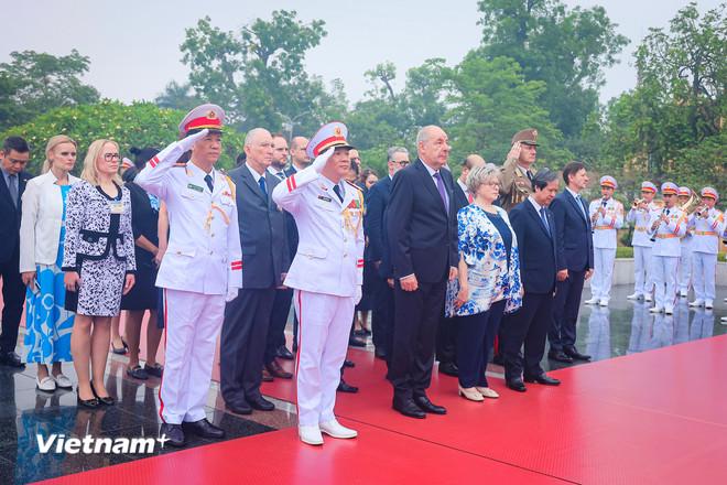 Tổng thống Hungary Sulyok Tamas và Phu nhân Nagy Zsuzsanna đặt vòng hoa tại Đài tưởng niệm các Anh hùng liệt sỹ. (Ảnh: Hoài Nam/Vietnam+) vnp-tong-thong-hungary-6.jpg