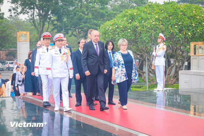 Tổng thống Hungary Sulyok Tamas và Phu nhân Nagy Zsuzsanna đặt vòng hoa tại Đài tưởng niệm các Anh hùng liệt sỹ. (Ảnh: Hoài Nam/Vietnam+) vnp-tong-thong-hungary-2.jpg