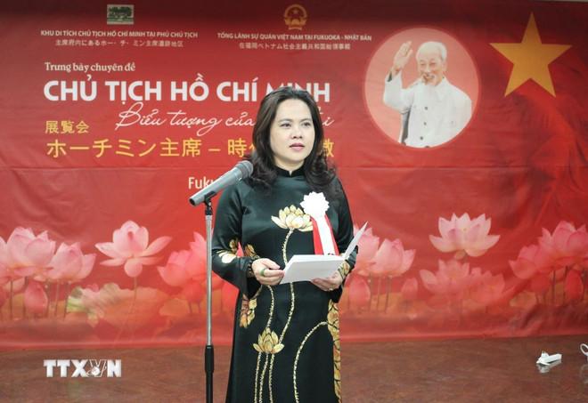 Bà Vũ Chi Mai, Tổng Lãnh sự quán Việt Nam tại Fukuoka, phát biểu tại lễ khai mạc Triển lãm. (Ảnh: Phạm Tuân/TTXVN) ttxvn-chu-tich-ho-chi-minh-3.jpg