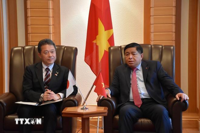 Phó Thủ tướng Nguyễn Chí Dũng tiếp Thống đốc tỉnh Mie Ichimi Katsuyuki. (Ảnh: Nguyễn Tuyến/TTXVN) ttxvn-hoat-dong-cua-pho-thu-tuong-nguyen-chi-dung-tai-nhat-ban4.jpg