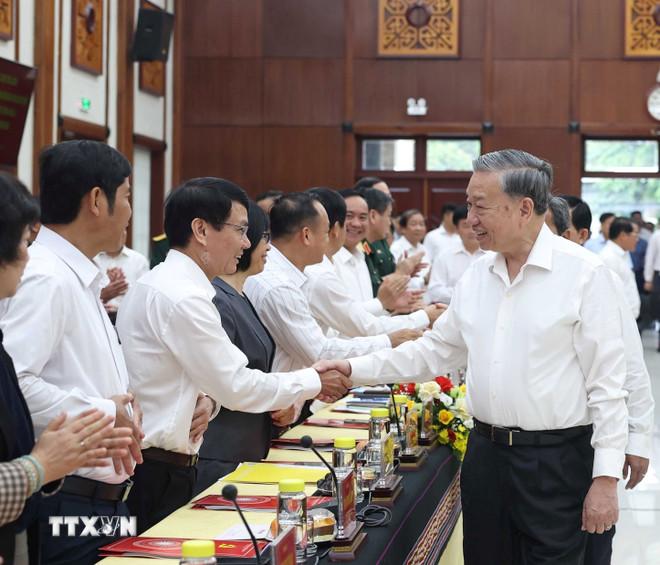 Tổng Bí thư Tô Lâm và các đại biểu. (Ảnh: Thống Nhất/TTXVN) ttxvn-tong-bi-thu-to-lam-lam-viec-voi-ban-thuong-vu-tinh-uy-gia-lai-va-thuong-truc-tinh-uy-binh-dinh-0206-2.jpg