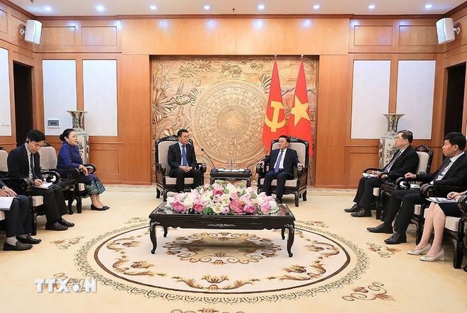 Thường trực Ban Bí thư Trần Cẩm Tú tiếp Quyền Trưởng Ban Đối ngoại Trung ương Đảng Nhân dân Cách mạng Lào Bounleua Phandanouvong. (Ảnh: An Đăng/TTXVN) ttxvn-0306-viet-nam-lao-3.jpg