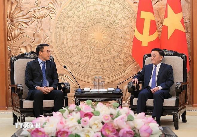 Thường trực Ban Bí thư Trần Cẩm Tú tiếp Quyền Trưởng Ban Đối ngoại Trung ương Đảng Nhân dân Cách mạng Lào Bounleua Phandanouvong. (Ảnh: An Đăng/TTXVN) ttxvn-0306-viet-nam-lao-2.jpg