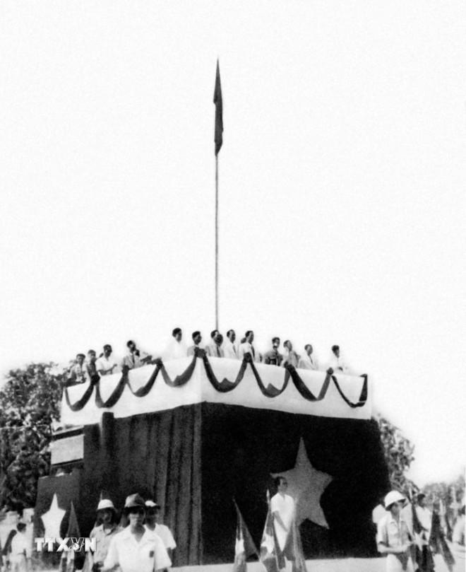 ttxvn-tu-ben-nha-rong-den-quang-truong-ba-dinh-lich-su-4663531.jpg