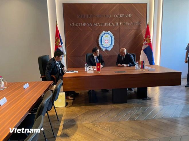 Thượng tướng Phạm Hoài Nam trao đổi với Ngài Nenad Miloradovic, Thứ trưởng Bộ Quốc phòng Serbia. (Nguồn: Vietnam+) vnp-0306-viet-nam-serbia-quoc-phong-2.jpg