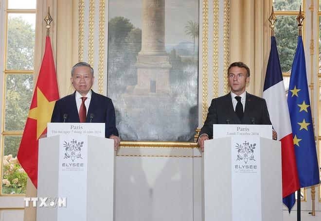 Tổng Bí thư, Chủ tịch nước Tô Lâm và Tổng thống Pháp Emmanuel Macron tại cuộc họp báo chung sau khi Việt Nam và Pháp nâng cấp quan hệ lên Đối tác chiến lược toàn diện, chiều 7/10/2024. (Ảnh: Trí Dũng/TTXVN) ttxvn-to-lam-macron.jpg
