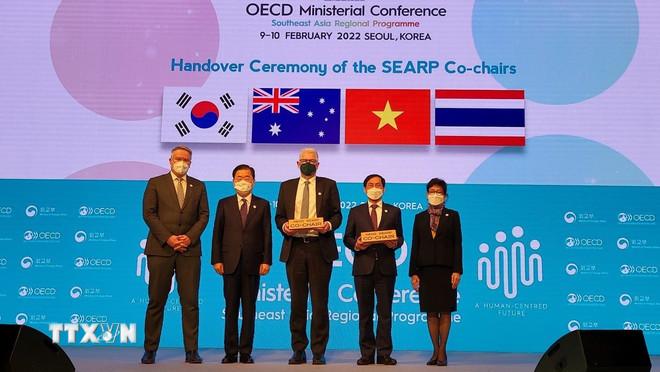 Việt Nam và Australia chính thức tiếp nhận vai trò Đồng Chủ tịch Chương trình SEARP giai đoạn 2022-2025 từ Hàn Quốc và Thái Lan. (Ảnh: Khánh Vân/TTXVN) ttxvn-viet-nam-chinh-thuc-dam-nhan-vai-tro-dong-chu-tich-chuong-trinh-dong-nam-a-cua-oecd-0506.jpg