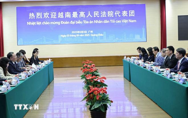 Đoàn đại biểu cấp cao Tòa án Nhân dân Tối cao Việt Nam (phải) làm việc với Tòa án Nhân dân cấp cao tỉnh Quảng Đông, Trung Quốc. (Ảnh: Công Tuyên/TTXVN) ttxvn-doan-cap-cao-toa-an-nhan-dan-toi-cao-tham-lam-viec-tai-tinh-quang-dong-trung-quoc2.jpg