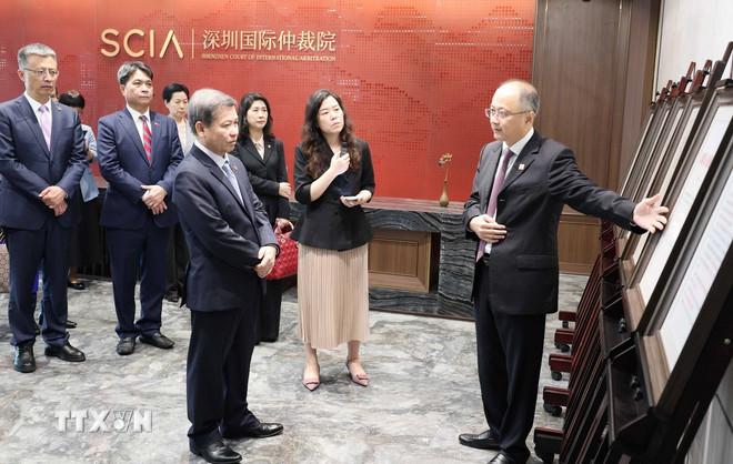 Ông Lê Minh Trí và đoàn công tác tham quan, khảo sát Trung tâm trọng tài quốc tế Thâm Quyến tỉnh Quảng Đông (Trung Quốc). (Ảnh: Công Tuyên/TTXVN) ttxvn-doan-cap-cao-toa-an-nhan-dan-toi-cao-tham-lam-viec-tai-tinh-quang-dong-trung-quoc3.jpg