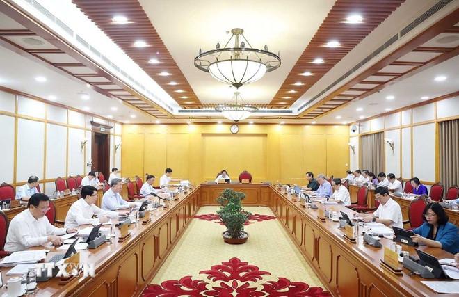 ttxvn-tong-bi-thu-chu-tri-hop-bo-chinh-tri-ve-tien-do-sap-xep-to-chuc-bo-may-va-don-vi-hanh-chinh-0606-2.jpg